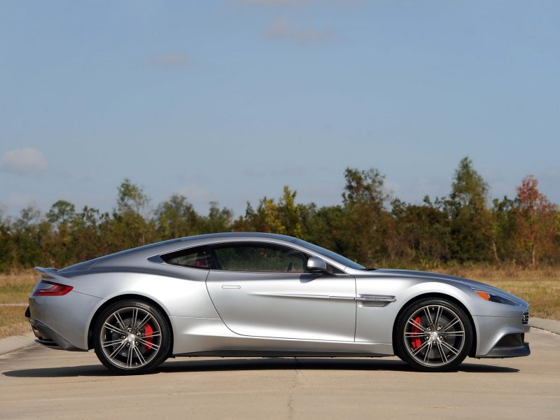 Hình ảnh Aston Martin Vanquish từ các góc khác nhau 18