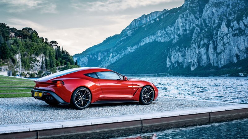 Hình ảnh Aston Martin Vanquish từ các góc khác nhau 20