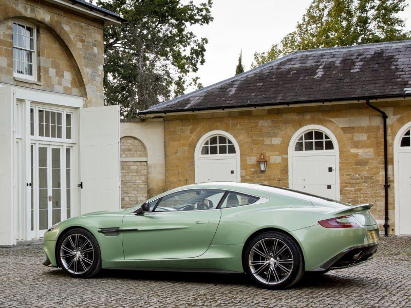 Hình ảnh Aston Martin Vanquish từ các góc khác nhau 22