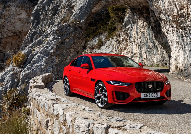 Hình ảnh hàng đầu của dòng xe Jaguar XE 1