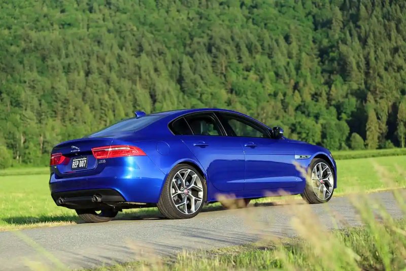 Hình ảnh hàng đầu của dòng xe Jaguar XE 3