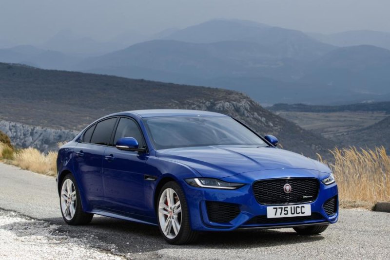 Hình ảnh hàng đầu của dòng xe Jaguar XE 8