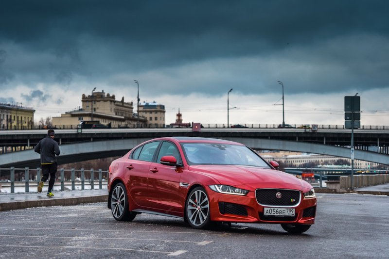 Hình ảnh hàng đầu của dòng xe Jaguar XE 18