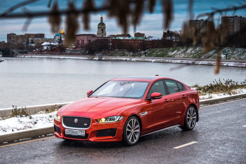 Hình ảnh hàng đầu của dòng xe Jaguar XE 19