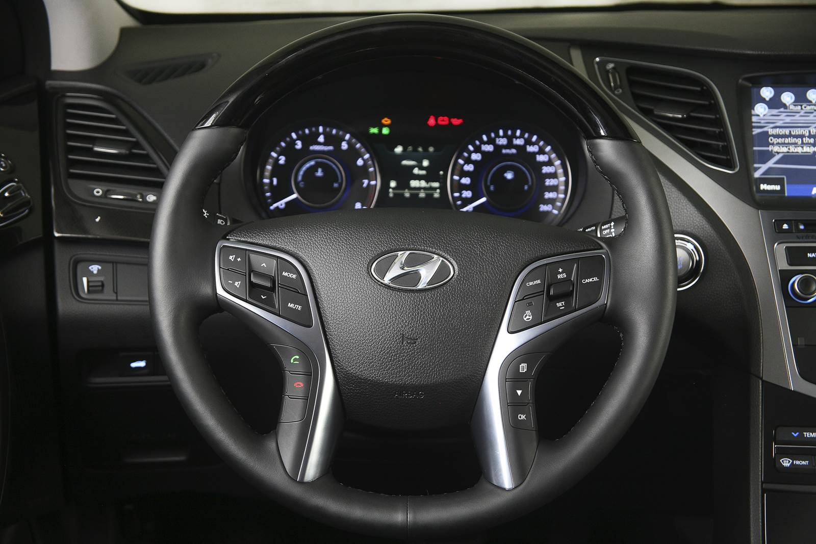 Hình ảnh Hyundai Azera dưới góc chụp chi tiết 18
