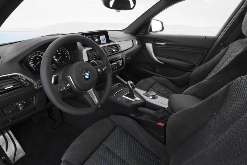 Hình ảnh nội thất sang trọng BMW 118i 21