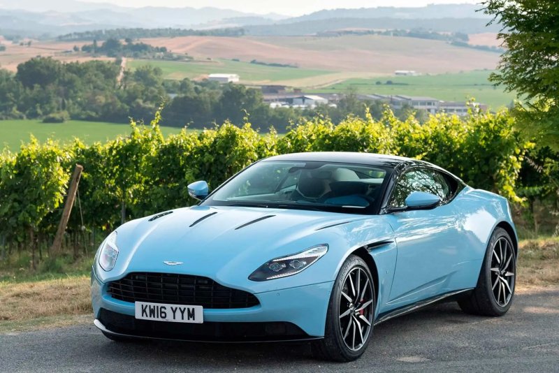 Hình ảnh xe Aston Martin DB11 thể thao và sang trọng 4