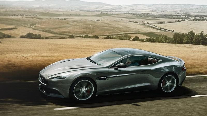 Hình ảnh xe Aston Martin Vanquish phong cách 10