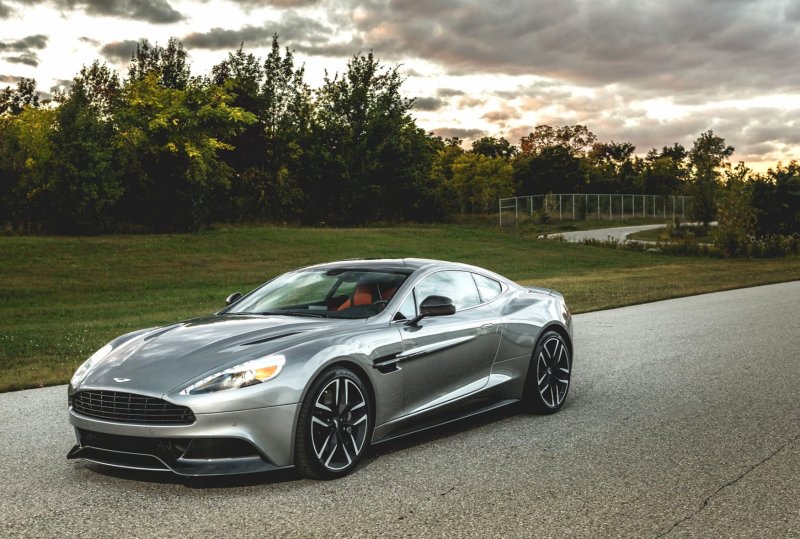 Hình ảnh xe Aston Martin Vanquish phong cách 11