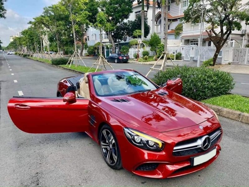 Ảnh ngoại thất sang trọng của xe Mercedes-Benz SL 400 4