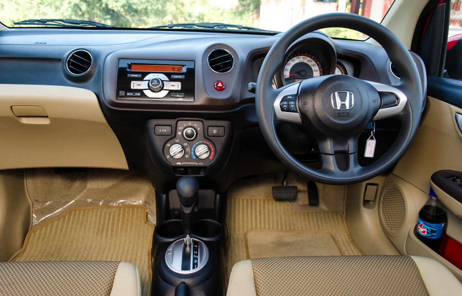 Hình nội thất sang trọng của xe ảnh xe Honda Brio 13