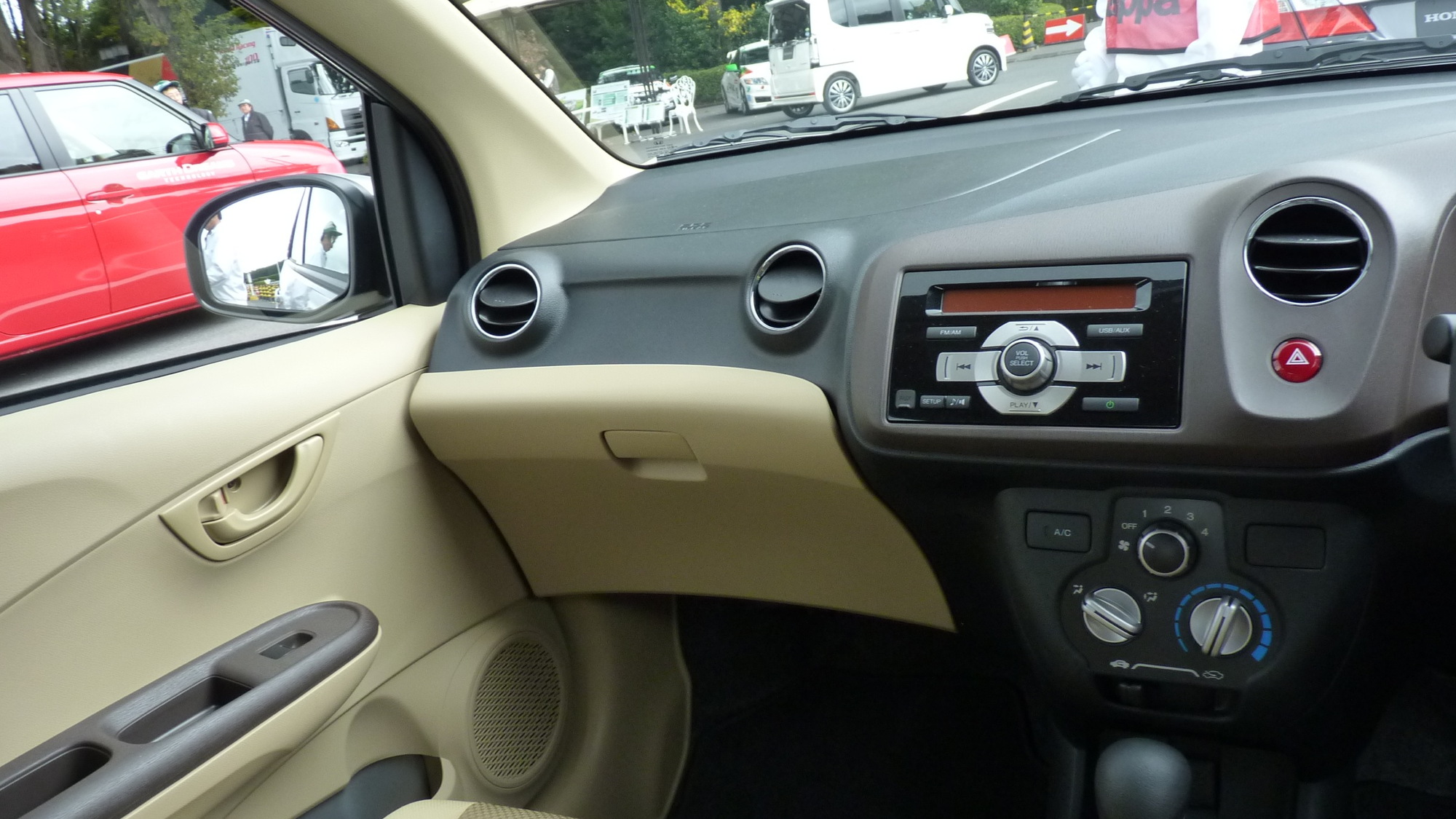 Hình nội thất sang trọng của xe ảnh xe Honda Brio 16