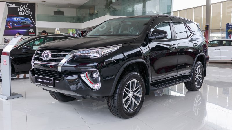 Hình xe Fortuner 2.4AT 4x2 phong cách sang trọng 2