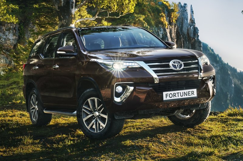 Hình xe Fortuner 2.4AT 4x2 phong cách sang trọng 4