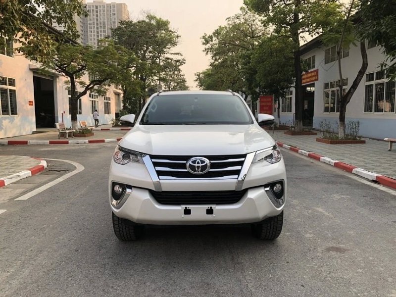 Hình xe Fortuner 2.4AT 4x2 phong cách sang trọng 5