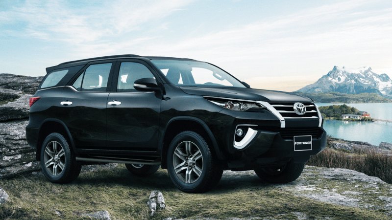 Hình xe Fortuner 2.4AT 4x2 phong cách sang trọng 9