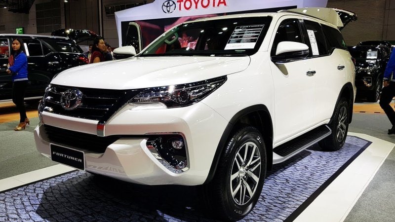 Hình xe Fortuner 2.4AT 4x2 phong cách sang trọng 10