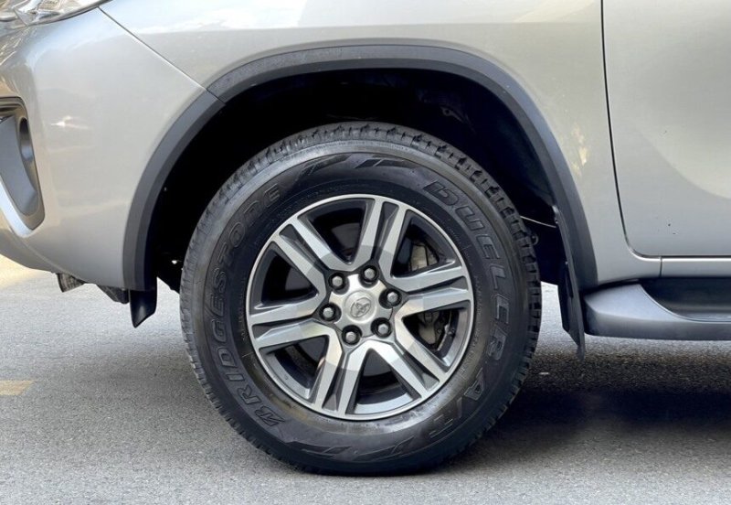 Hình xe Fortuner 2.4AT 4x2 phong cách sang trọng 12