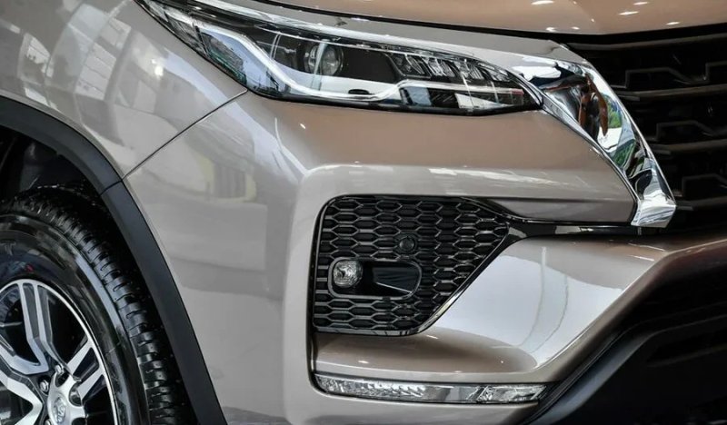 Hình xe Fortuner 2.4AT 4x2 phong cách sang trọng 15