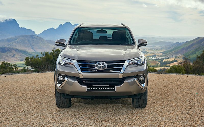 Hình xe Fortuner 2.4AT 4x2 phong cách sang trọng 18