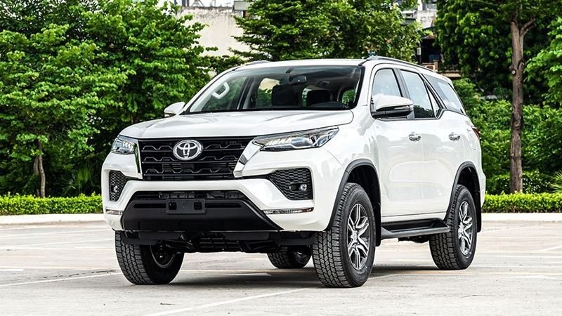 Hình xe Fortuner 2.4AT 4x2 phong cách sang trọng 24