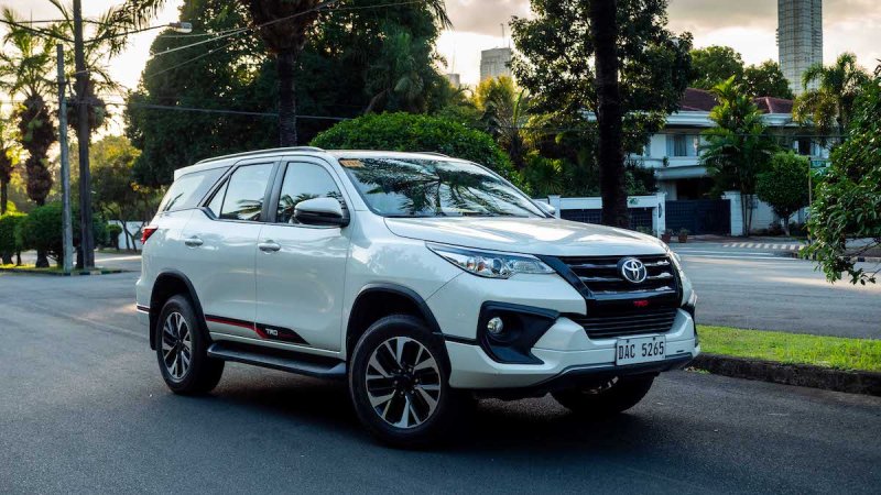 Hình xe Fortuner 2.4AT 4x2 phong cách sang trọng 26