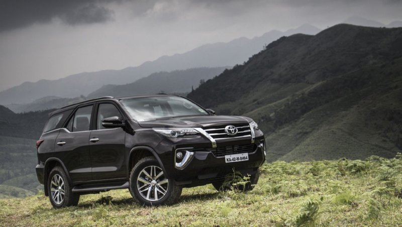 Hình xe Fortuner 2.4AT 4x2 phong cách sang trọng 27