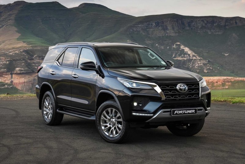 Hình xe Fortuner 2.4AT 4x2 phong cách sang trọng 1