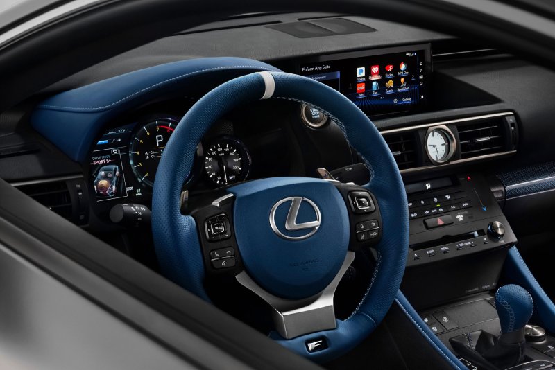 Lexus RC 300 ảnh chụp gần nội ngoại thất 8