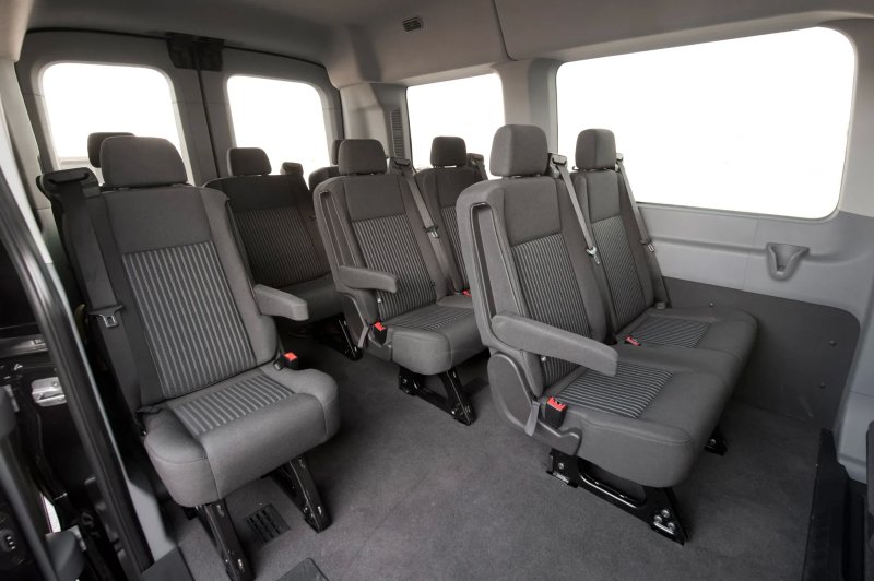 Nội thất của xe Ford Transit 4