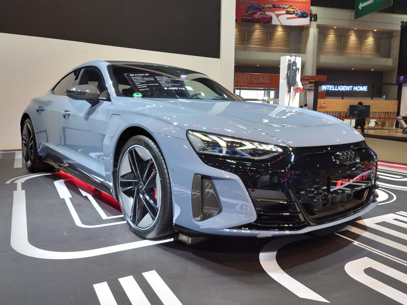 Siêu xe điện Audi E-Tron GT quattro 28