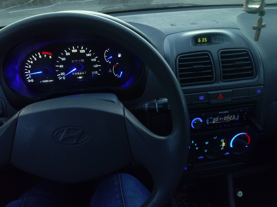 Thiết kế nội thất tinh tế của xe Hyundai Accent 11