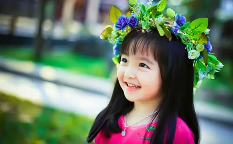 Tạo dáng chụp ảnh cho bé gái 5 tuổi cute