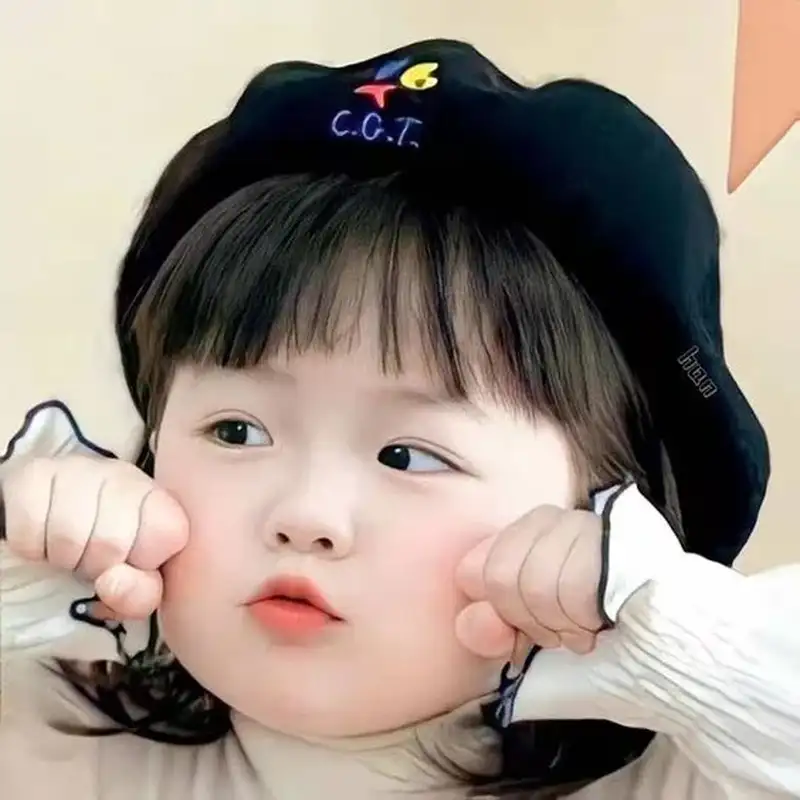 Ảnh bé gái cute có má lúm đồng tiền