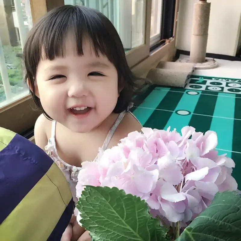 Hình ảnh bé gái béo phì cute tự tin