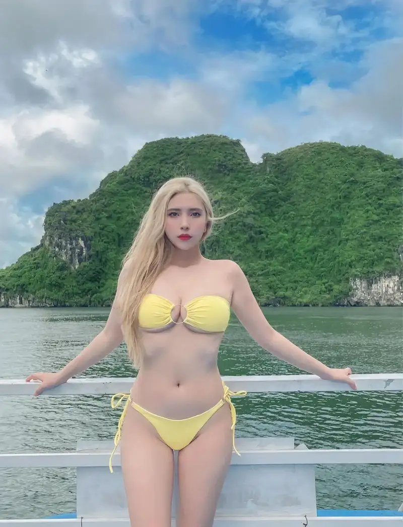 Tóc dài thướt tha cùng bikini quyến rũ