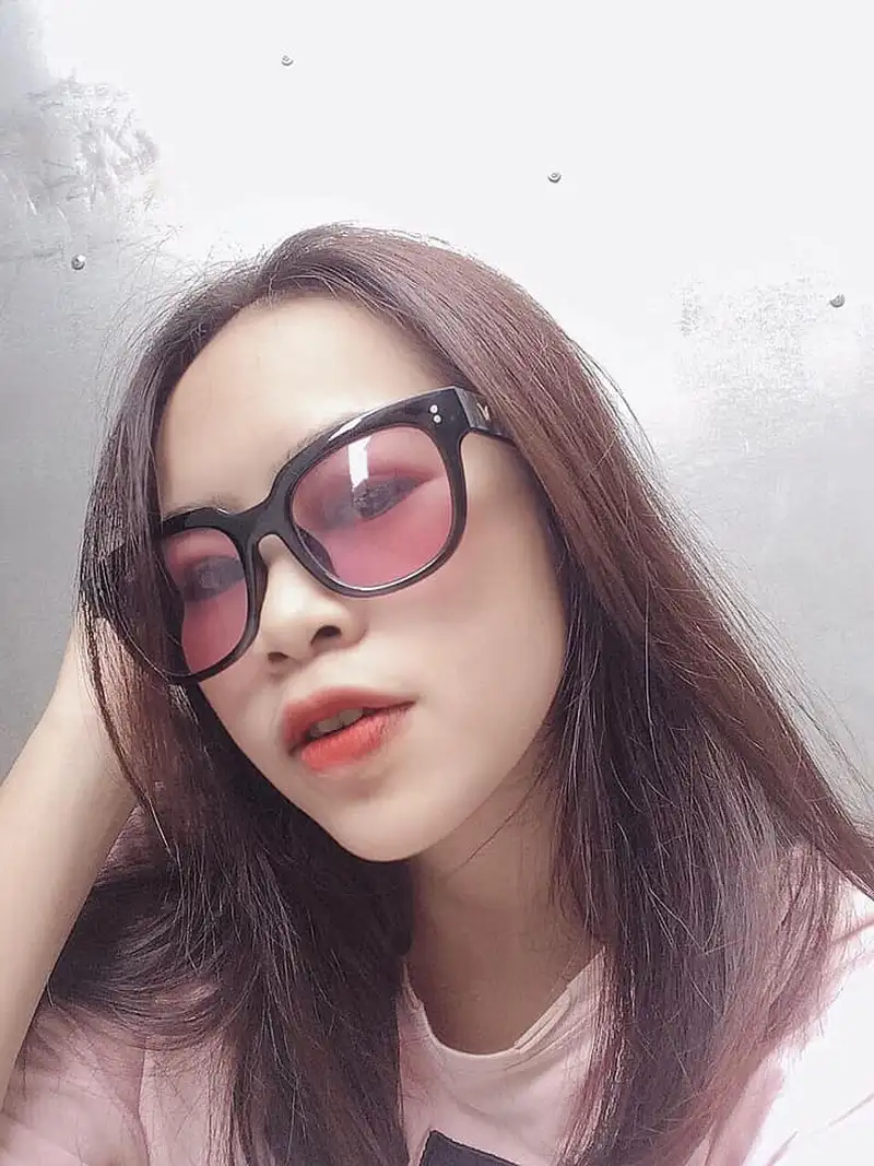 Tóc ngắn đeo kính mang nét cute khó cưỡng