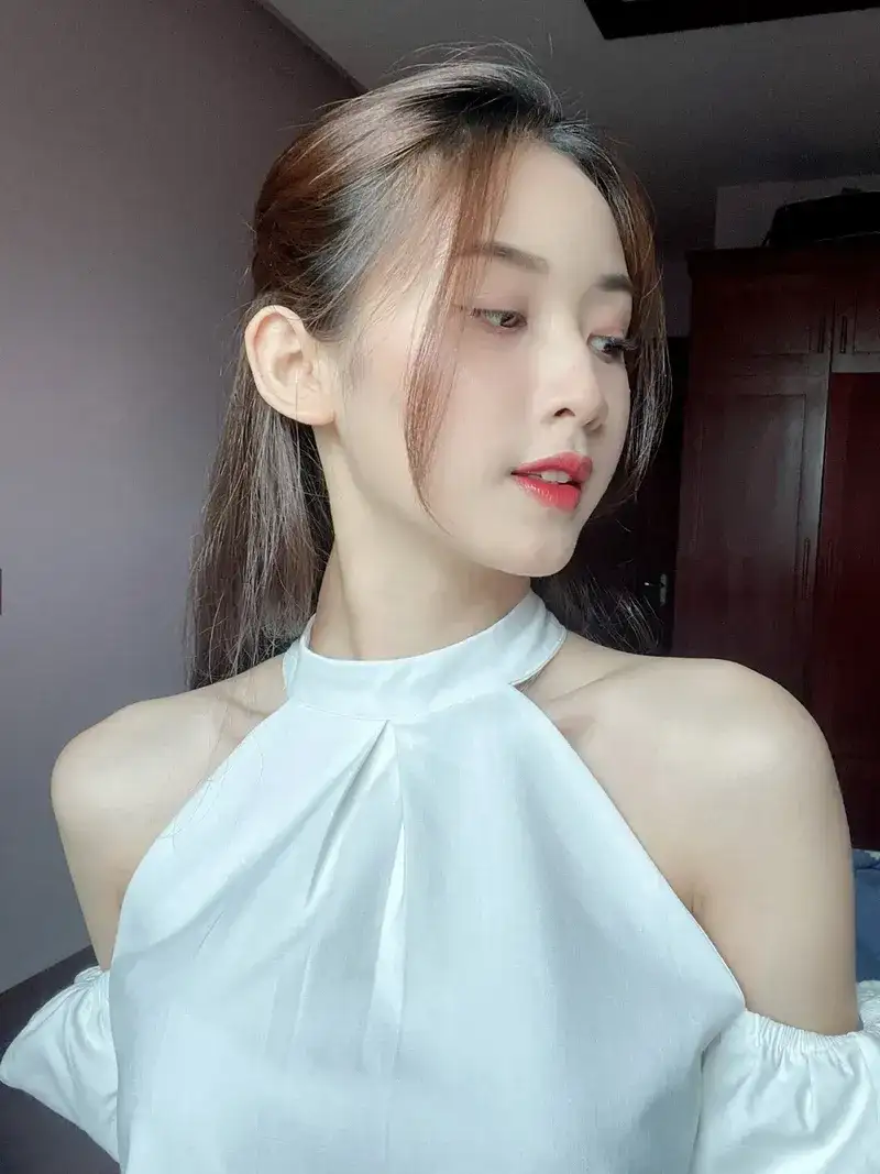 Hình gái cute che mặt với dáng vẻ ngây thơ