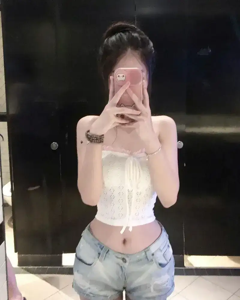 Gái xinh diện áo dài trắng live TikTok duyên dáng