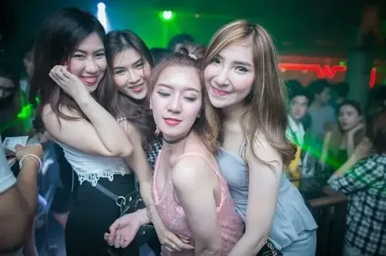 Vũ điệu rumba sống động cùng gái xinh lôi cuốn