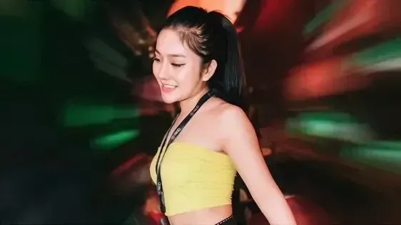 Bolero remix mới lạ hòa nhịp với gái xinh trẻ trung